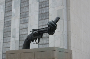 Odzbrojení, alegorická socha před newyorským sídlem OSN.