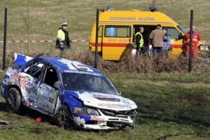 Při havárii na Valašské rallye zemřeli tři lidé.