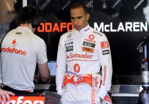 Zklamaný Lewis Hamilton, pilot stáje McLaren.
