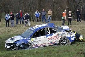 Snímek havarovaného auta, které zabilo tři diváky Valašské rallye.
