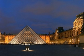 Pyramida v Louvru měří na výšku 21 metrů.