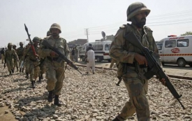 Pákistánské speciální jednotky obkličují policejní akademii.