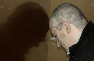 Chodorkovskij za neprůstřelným sklem (Moskva 3.3.09).