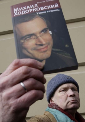Příznivci Chodorkovského demonstrují před budovou soudu.