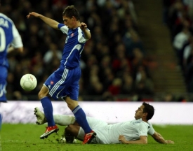 Filip Hološko (v modrém) v souboji s Angličanem Lampardem.
