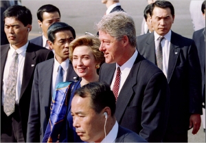 Clinton v Japonsku v roce 1993. Respekt světa si tehdy nezískal.