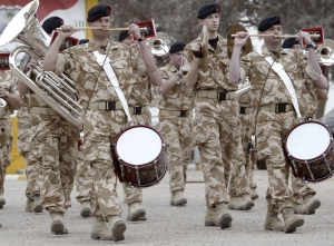 Britská vojenská kapela na ceremoniálu v Basře.