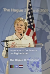 Hillary Clintonová hovoří na konferenci o Afghánistánu.
