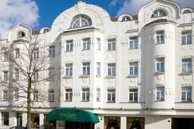 Spikleneckou schůzku hostil lobby bar pražského hotelu Savoy.
