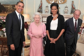 Obama dorazil do Londýna. Královský a prezidenstký pár při rozhovoru.