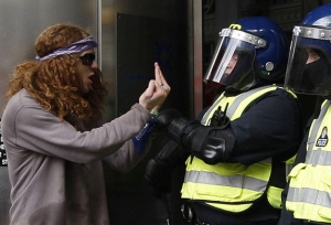 Konfrontace demonstranta s policistou.