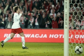 Rafal Boguski vstřílí gól, Poláci jich nasázeli soupeři deset.