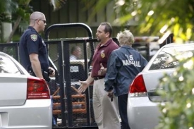 Federální police v sídle zatčeného Madoffa na Floridě.