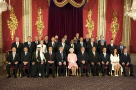 G-20. Rodinné foto s královnou uprostřed.