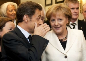 Osa Berlín-Paříž určuje hlavní linie politiky EU. Sarkozy a Merkelová.