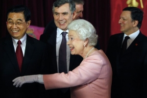 Královna se světovými lídry. V pozadí český premiér Topolánek.