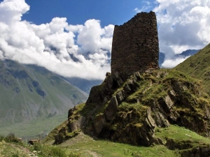 Prastaré strážní věže střeží osady v majestátních horách.