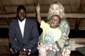 Madonna s adoptovaným synem Davidem a jeho biologickým otcem.
