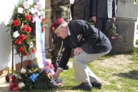 Věnce a květiny položili k památníku paradesantní skupiny Barium vojen