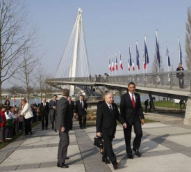 Šéfové států NATO přecházejí ze Štrasburku do Kehlu.