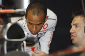 V McLarenu stále řeší, co je špatně. Na snímku vlevo Lewis Hamilton.