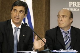 Gacía (vlevo) oznámil, že OECD stáhla Uruguay z černé listiny.