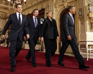 Rasmussena (druhý zleva) nejvíce prosazovala Merkelová.