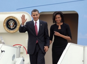 Americký prezident s manželkou přiletěli do Prahy.