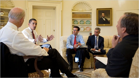 Prezident Obama na pravidelné poradě s částí svého týmu v Bílém domě.