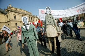 Figuríny znázorňující Bushe a Riceovou skončily ve Vltavě.