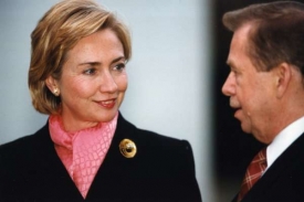 Havel a Clintonová (2000). Pro USA je Havel skutečným symbolem.