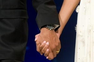 První americký pár se drží za ruce.
