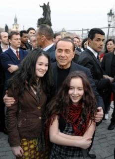 Italský premiér se velmi rád nechal zvěčnit s českými děvčaty.
