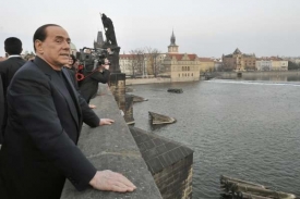 Berlusconi hledí na Prahu z Karlova mostu.