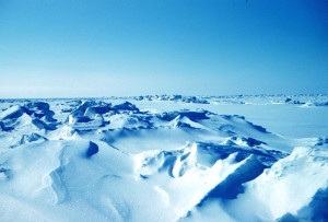 Terén zamrzlého polárního moře je zrádný.