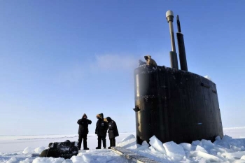 Americká ponorka Annapolis prorazila led v Arktidě.