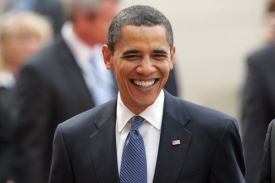Barack Obama se směje na Prahu.