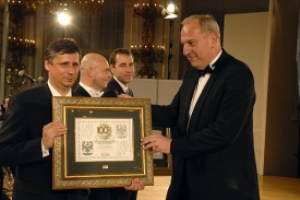Fischer přebírá ocenění v anketě Českých 100 nejlepších za rok 2006.