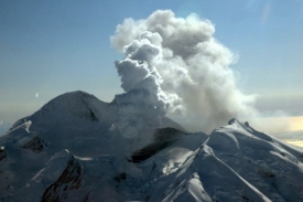 Sopka Mt. Redoubt při posledních explozích vyvrhla prach 15 km vysoko.