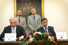 Martin Říman a Mirek Topolánek při podpisu smlouvy Alta Magnitogorsk.