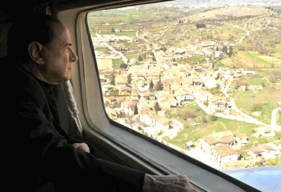Italský premiér letí nad městem Aquila.