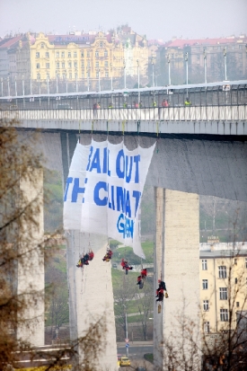Všech patnáct aktivistů z Nuselského mostu čelí podezření z přestupku.