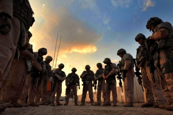 Američtí vojáci se modlí na jihu Afghánistánu.