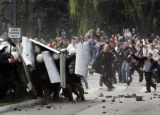 Bitka demonstrantů s policií před úřadem prezidenta.