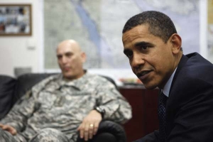 Obama s vrchním velitelem Rayem Odiernem v Campu Victory.
