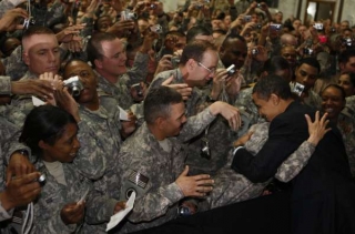 Obama s vojáky v Campu Victory