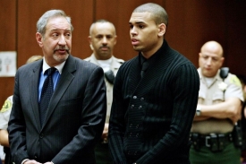 Zpěvák Chris Brown u soudu.