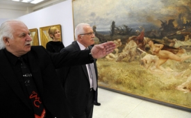 Milan Knížák představil nově uspořádanou expozici i Václavu Klausovi.