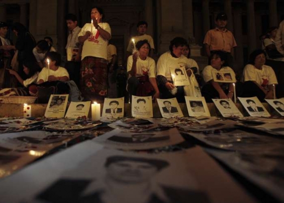 Příbuzní se snímky Fujimoriho obětí před soudním palácem v Limě.