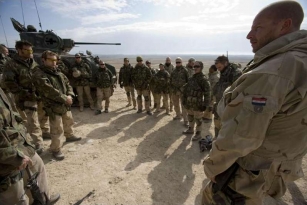 Bojová porada. Nizozemští vojáci v Uruzgánu.